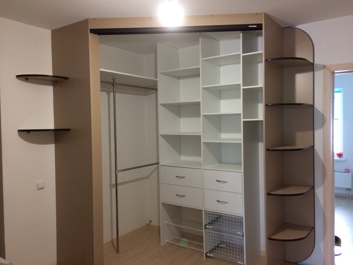 Встроенные угловые шкафы для офиса