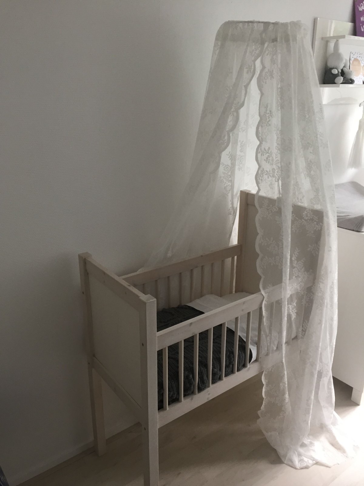 Шторы с розами в прованском интерьере в гостиной