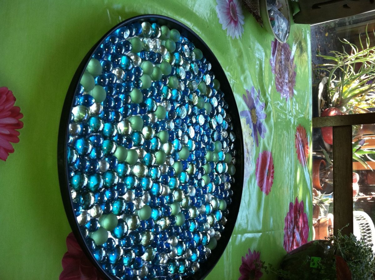 Декор из стеклянных камушков