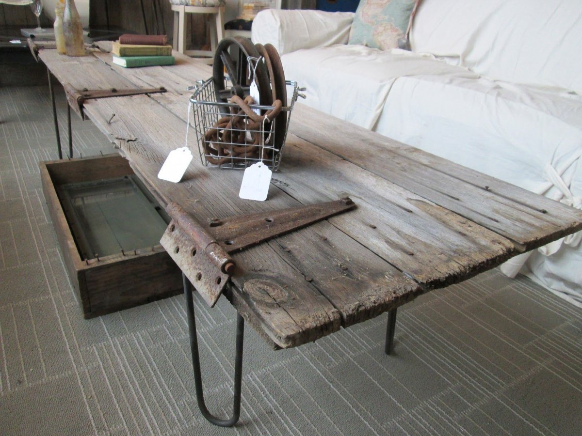 Стол из грубого дерева