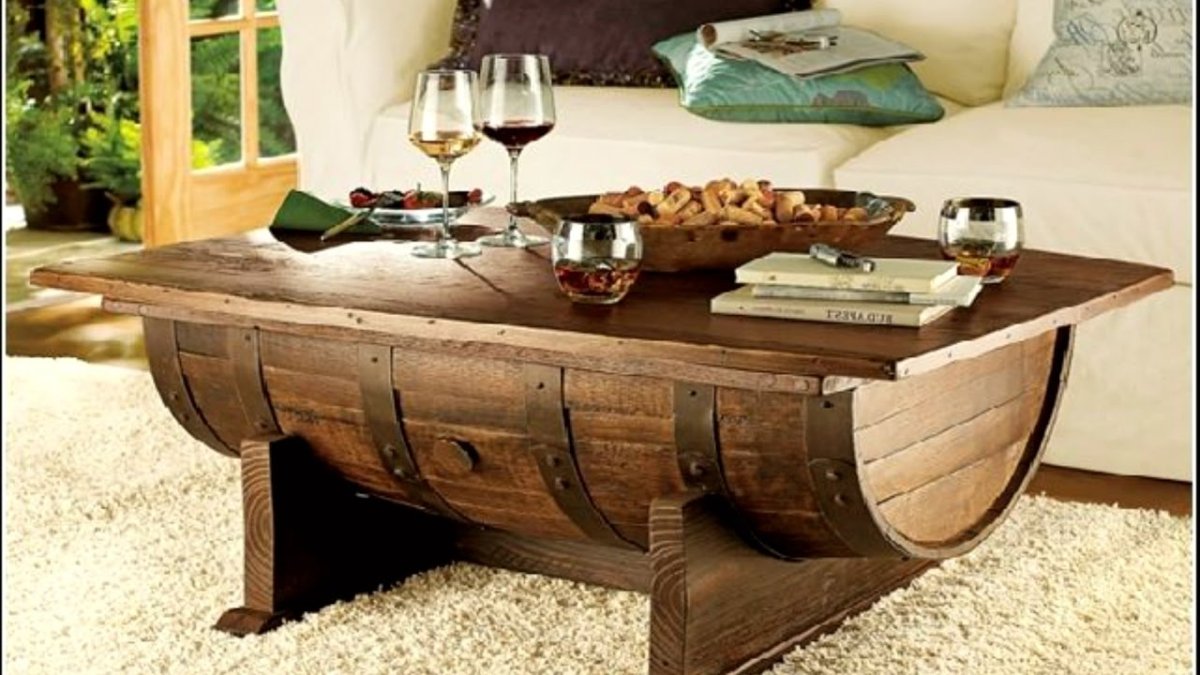 Старинный деревянный шкаф