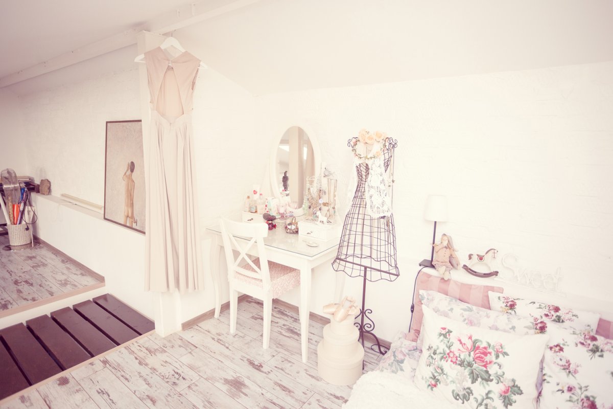 Яркая спальня с будуаром