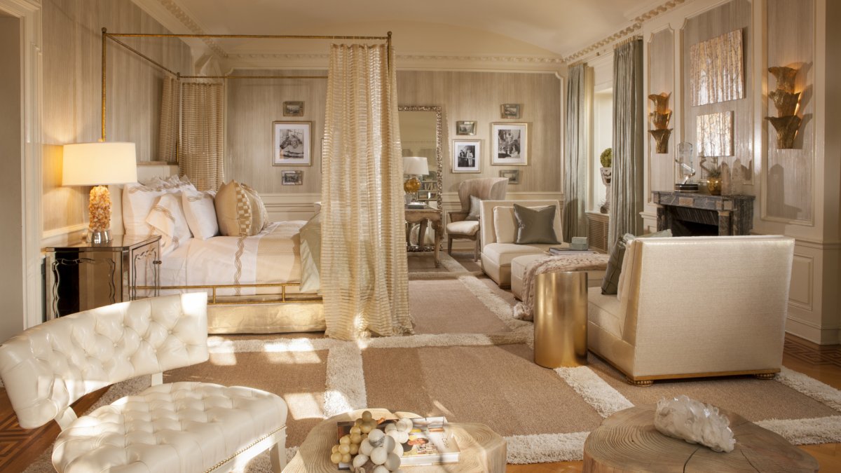 Туалетный столик у окна