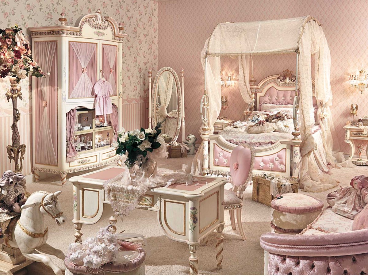 Гардеробная с дамским столиком