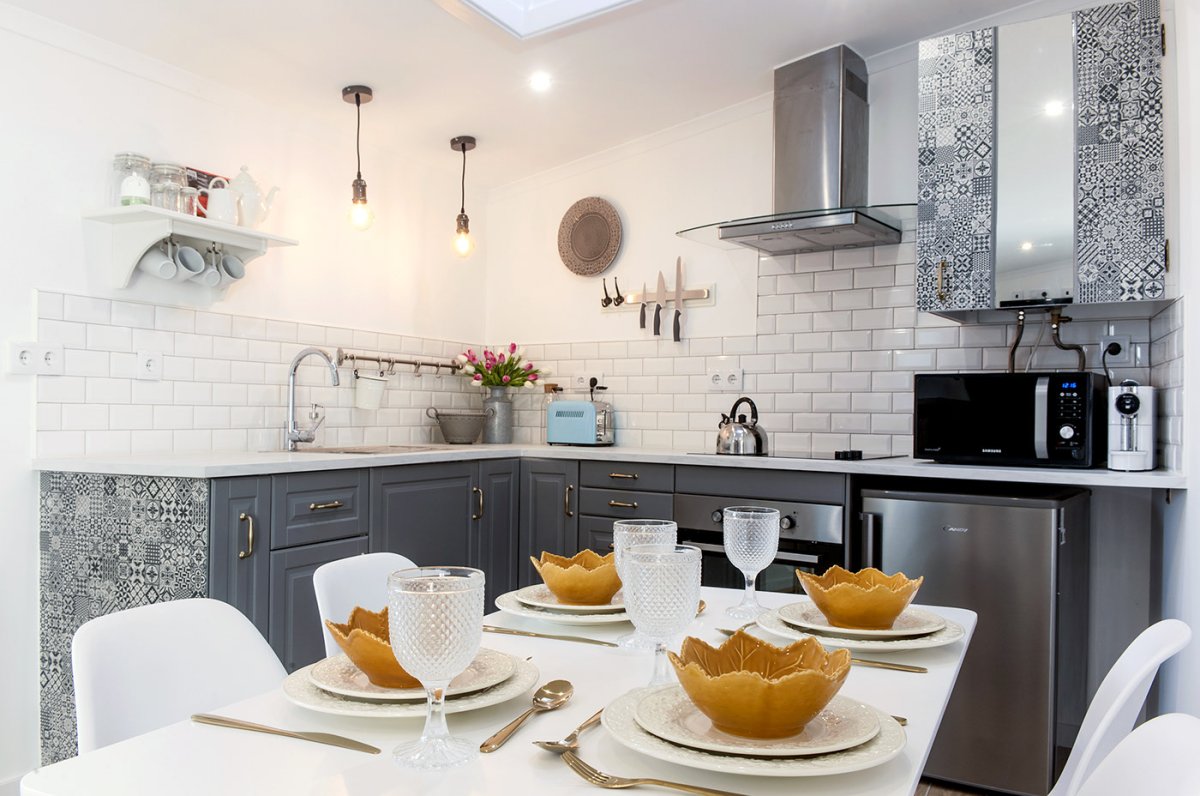 Кухня с синим фартуком