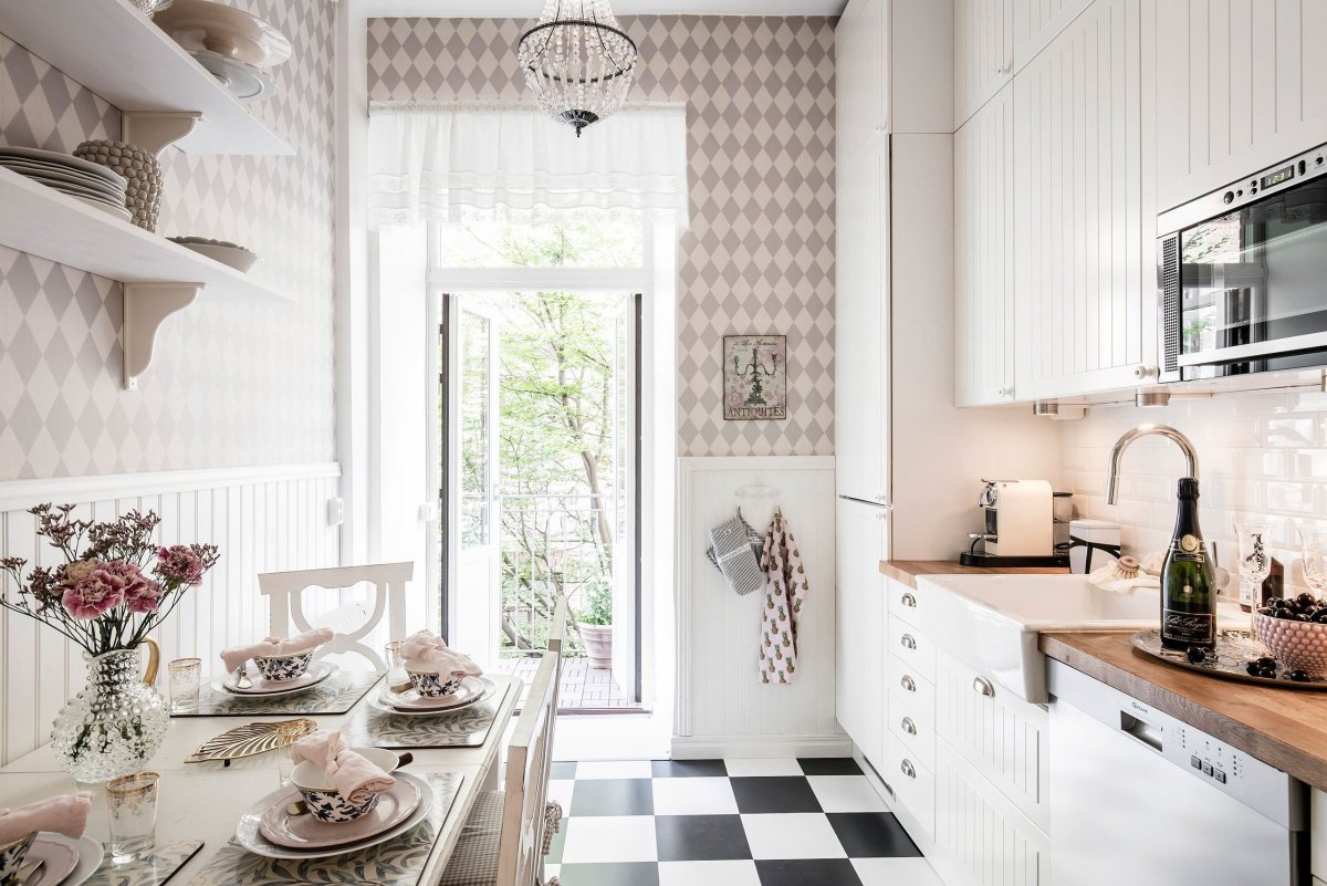 Укладка фартука из плитки кабанчик