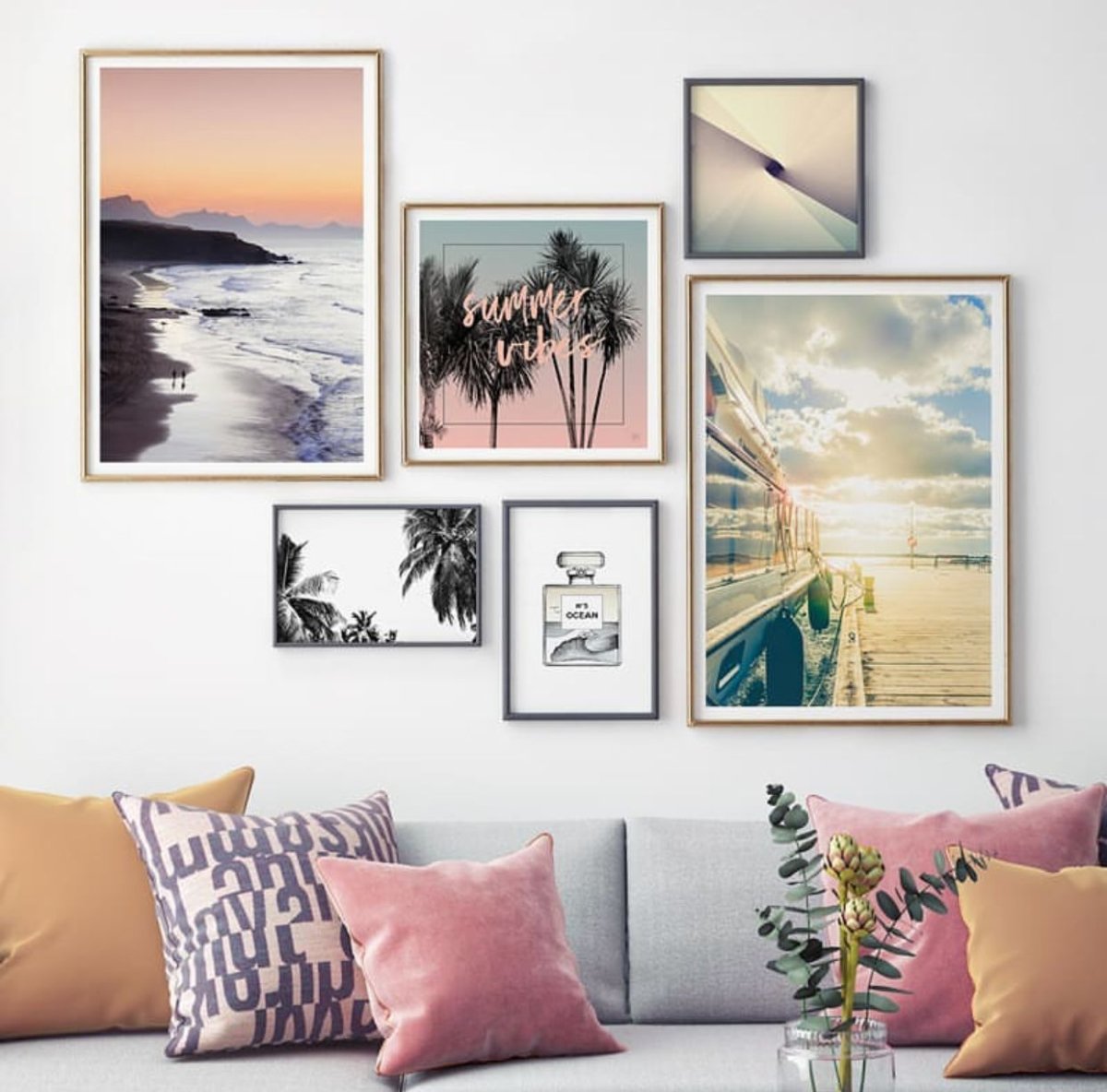 Развеска картин на фоне окна