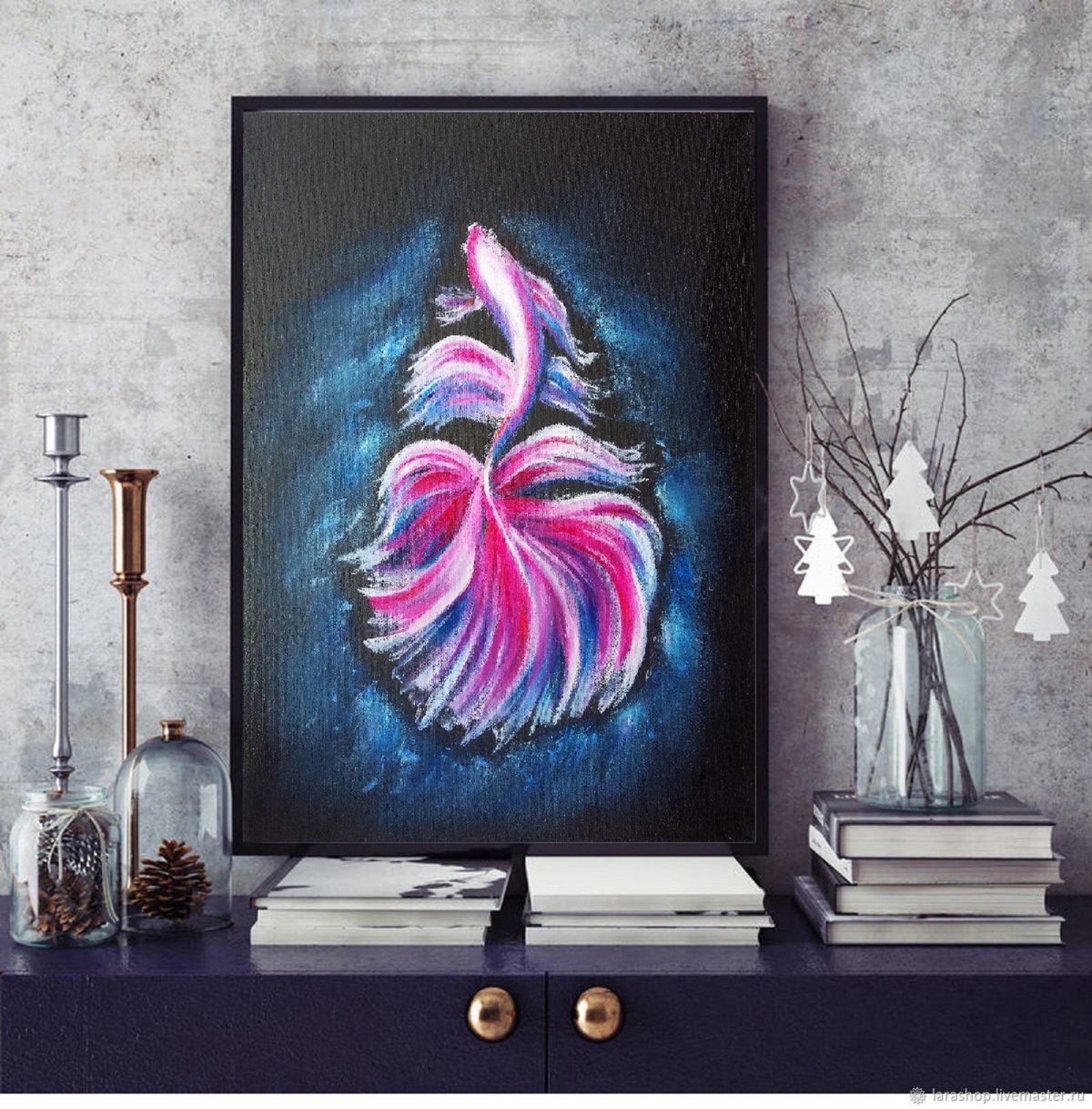 Яркая картина в спальне