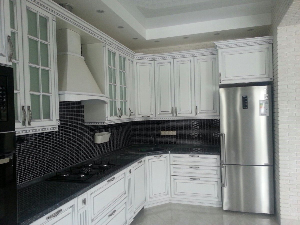 Белая классическая кухня