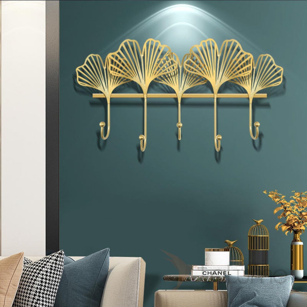 Вешалка на белой кирпичной стене