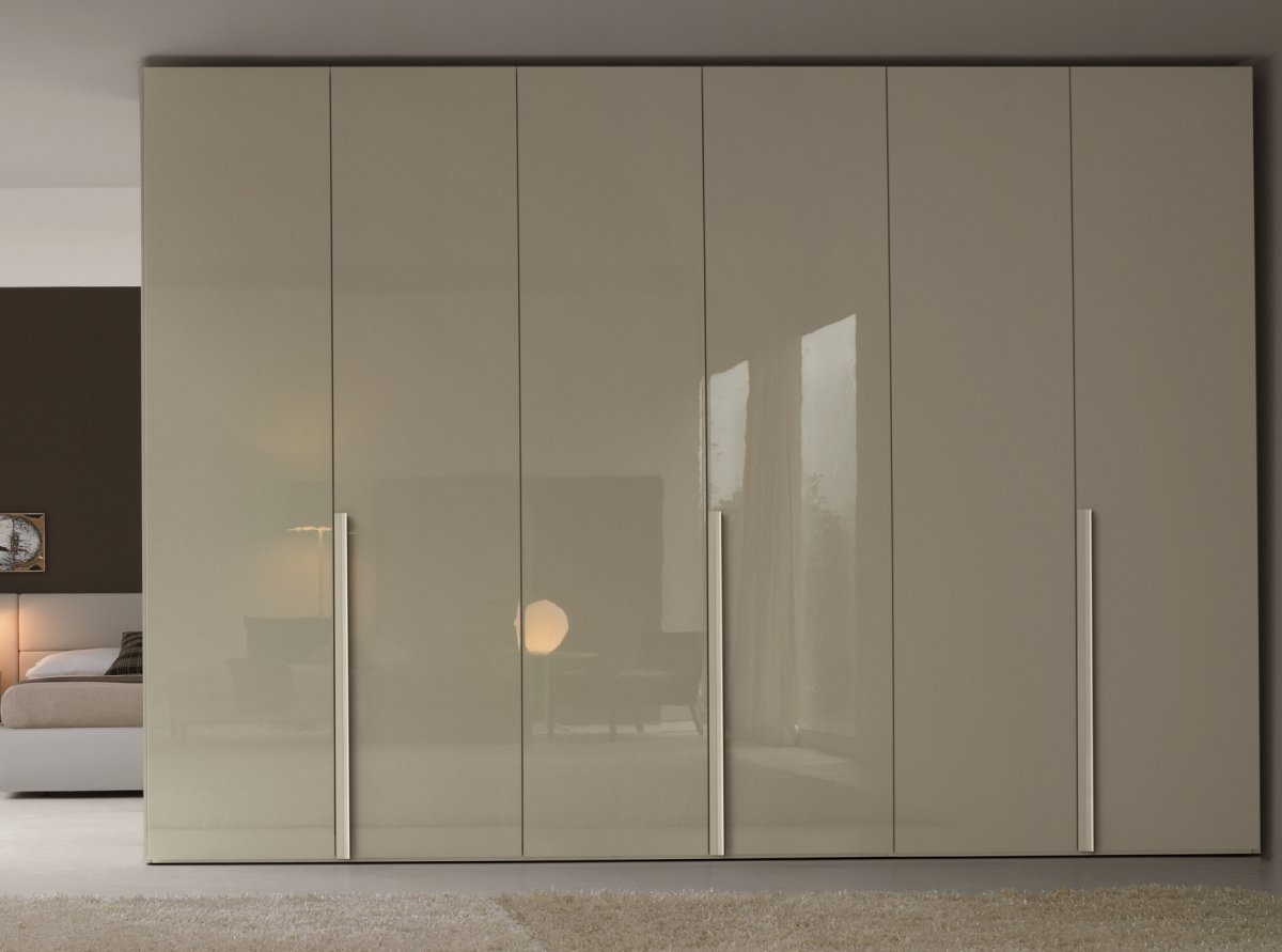 Шкаф с длинными ручками