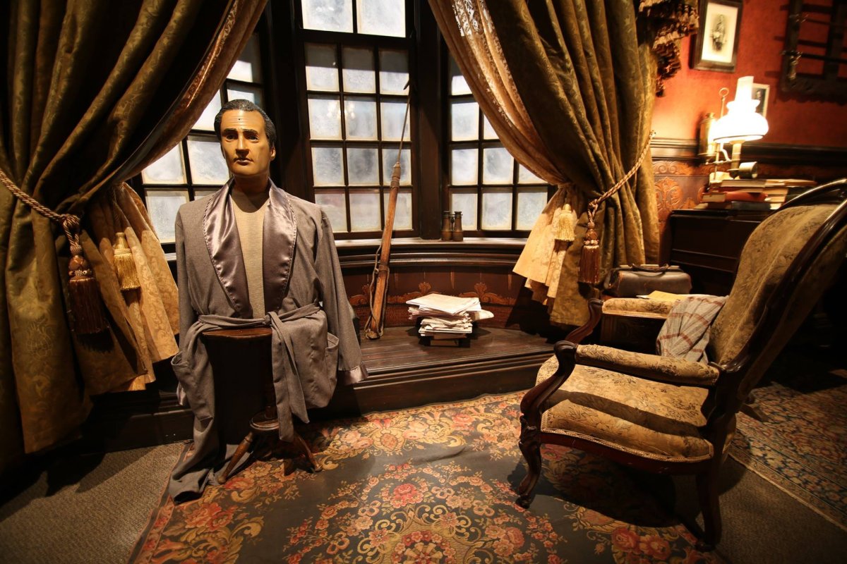 Шерлок Холмс в кресле