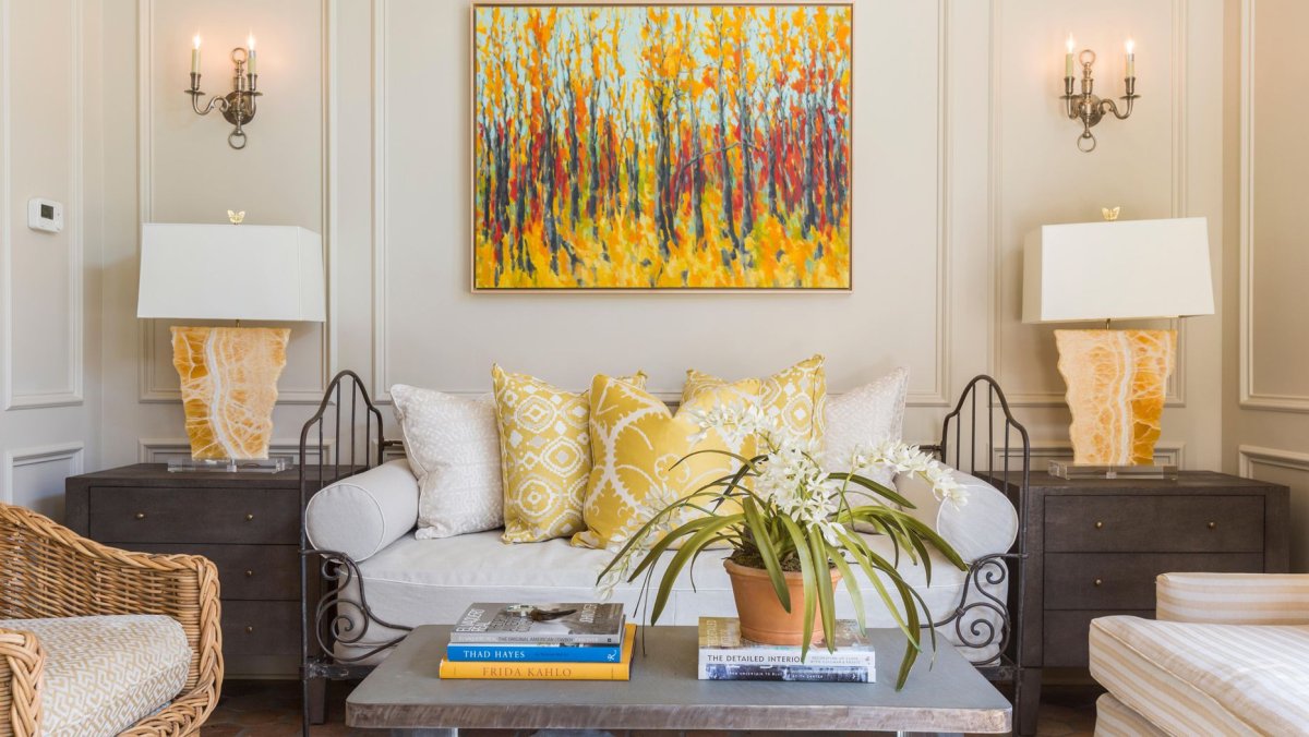 Желтый диван в интерьере