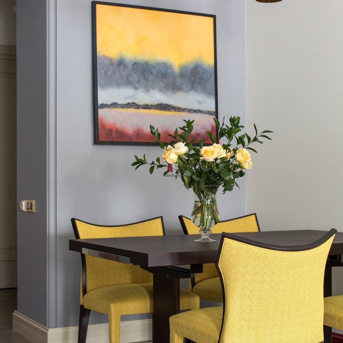 Горчичные подушки в интерьере