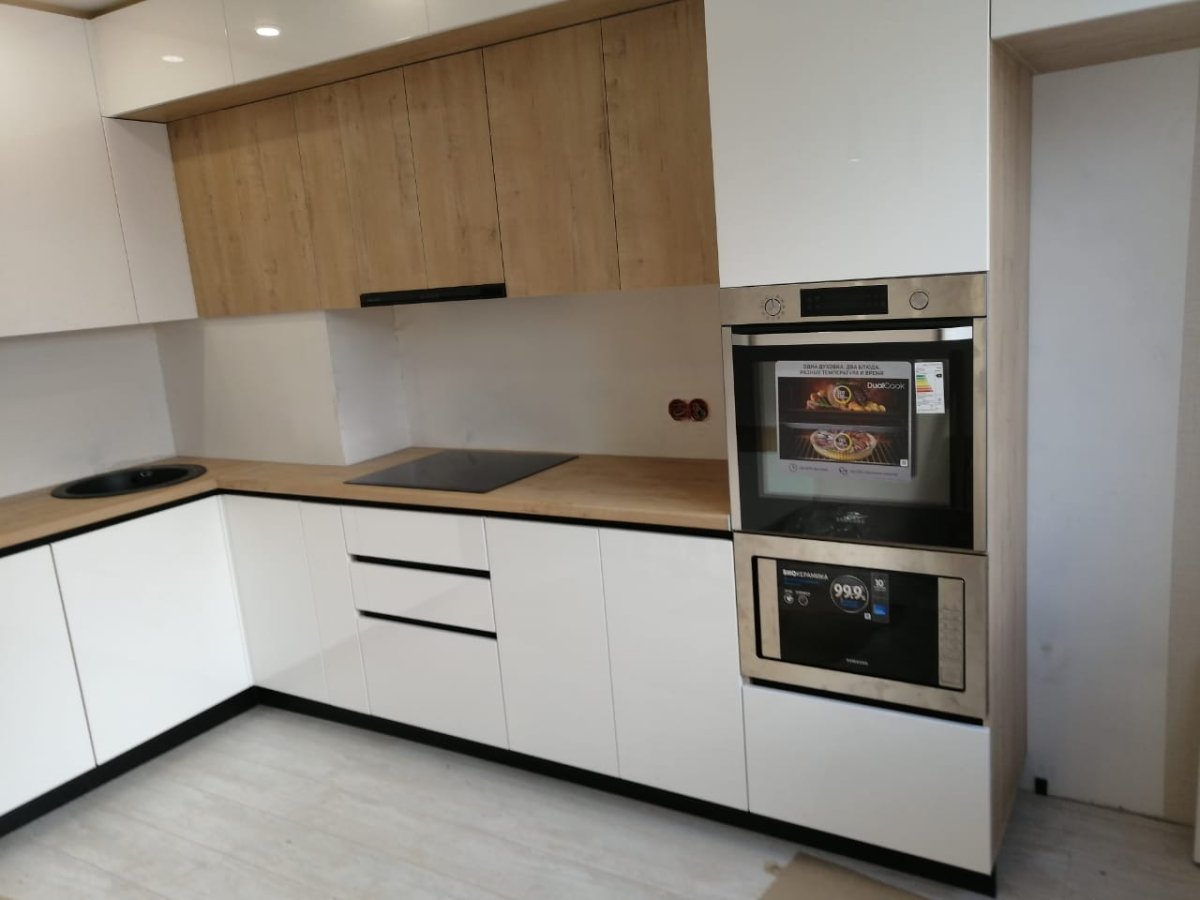 Кухонный гарнитур с интегрированными ручками