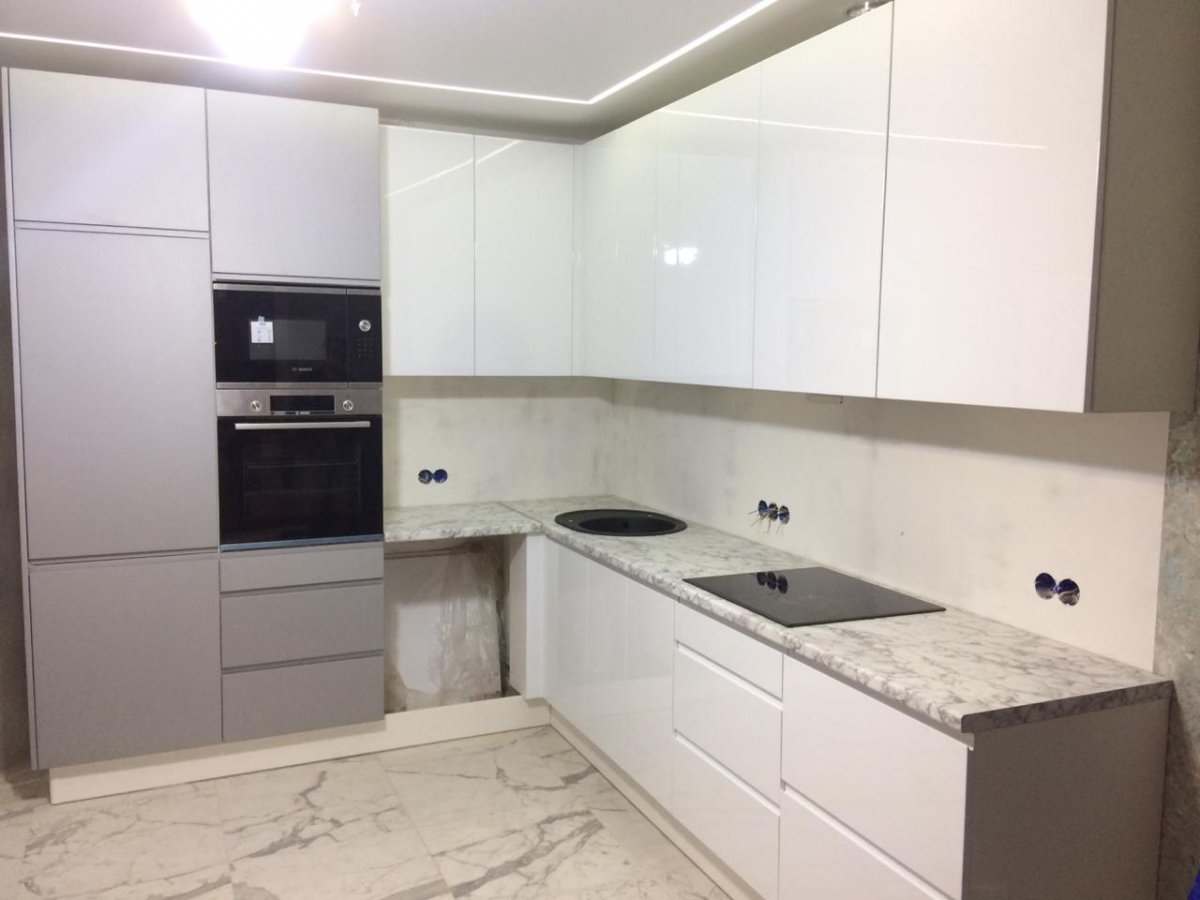 Белая кухня с интегрированными ручками