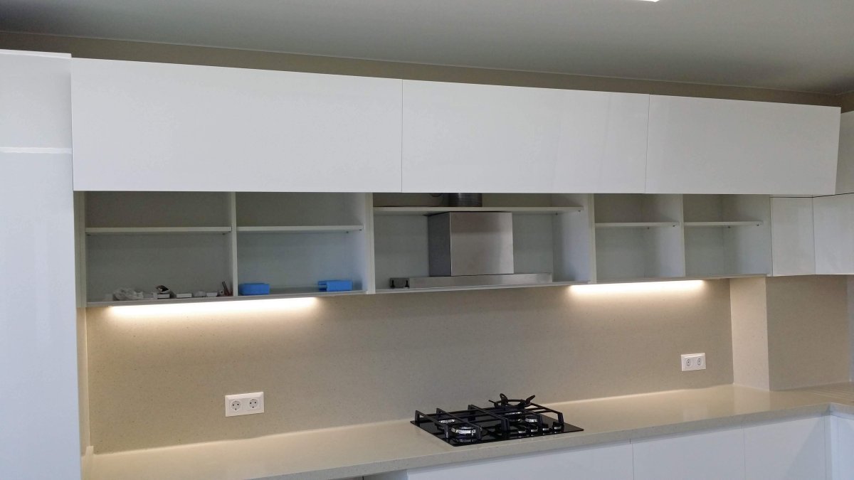 Белая кухня без ручек