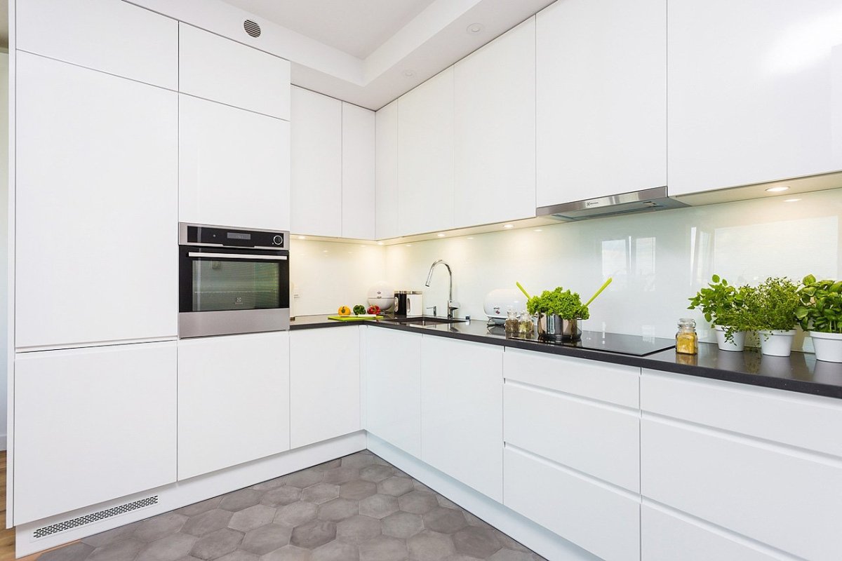 Белая кухня с интегрированными ручками