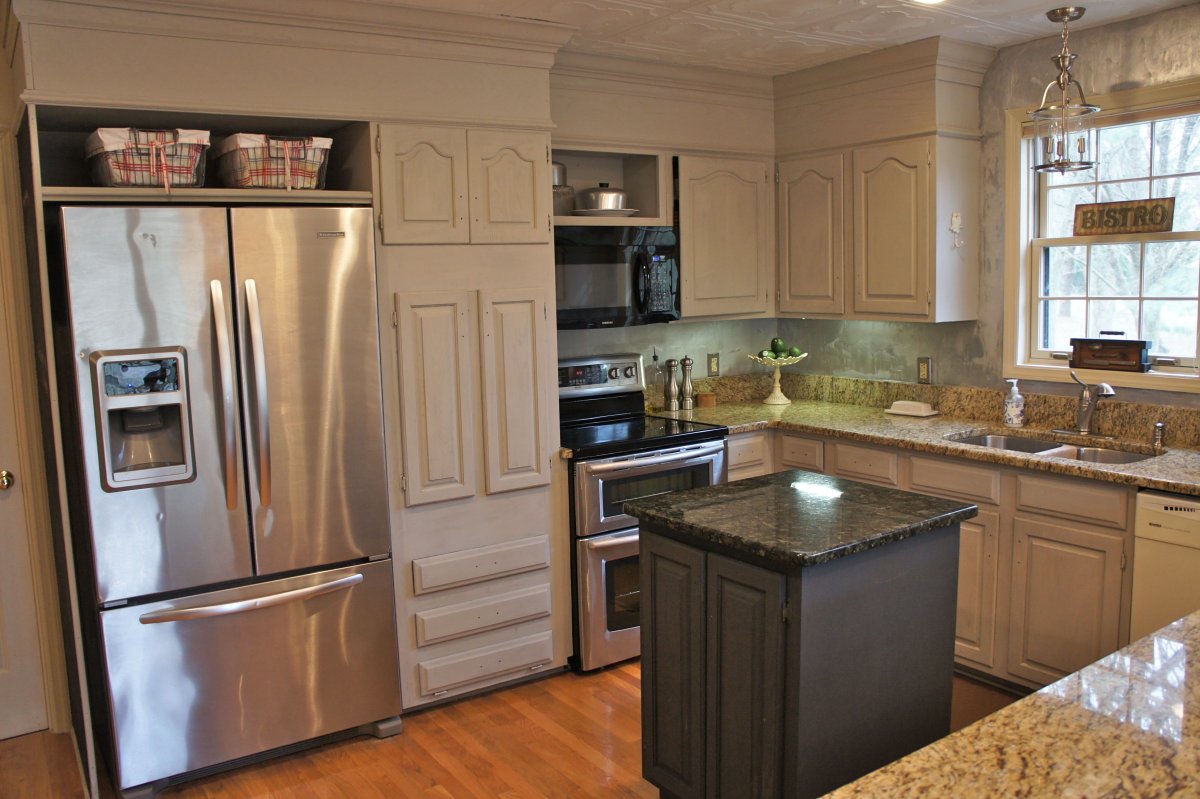 Холодильник Сайд-бай-Сайд в интерьере с кухней икеа