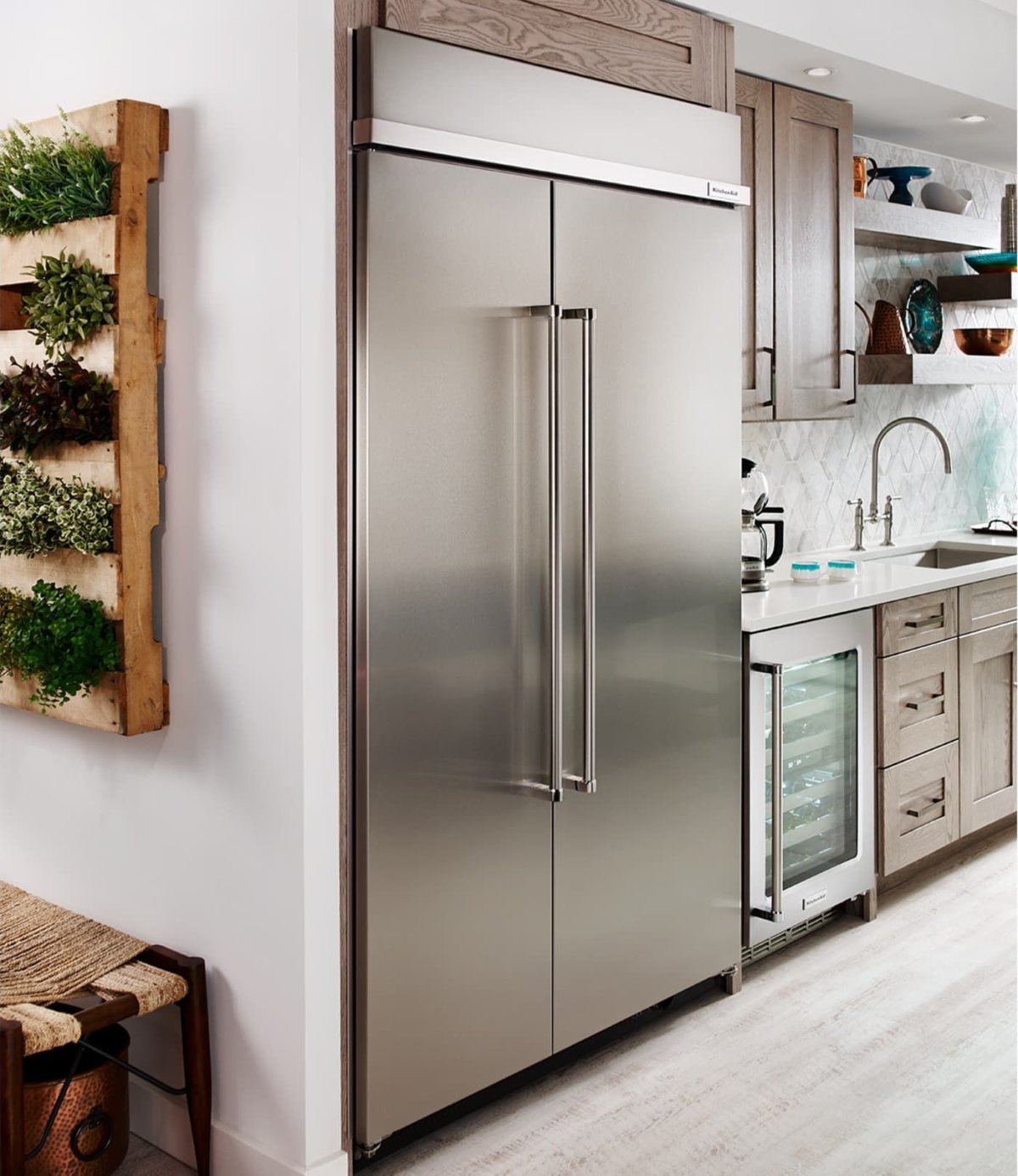 Холодильник на кухне