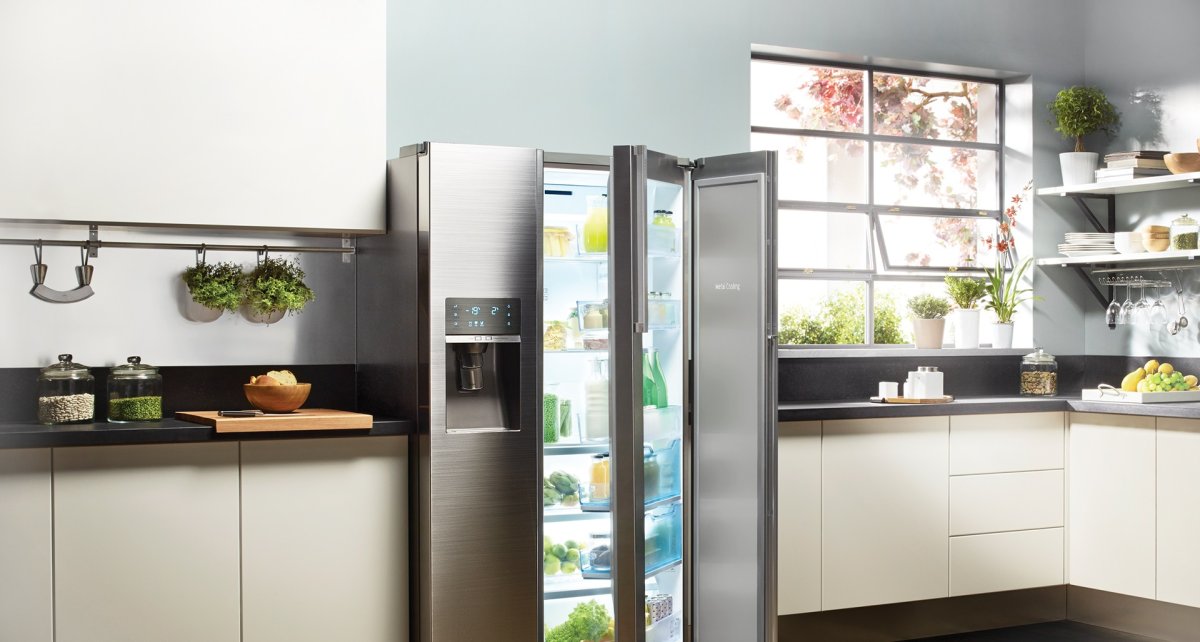 Классическая кухня с большим холодильником