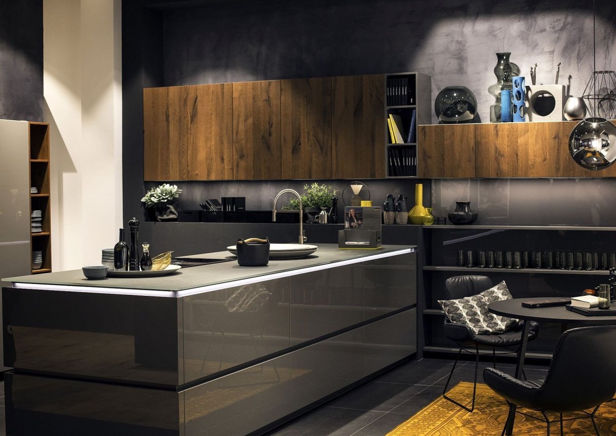 Кухня графитового цвета в интерьере