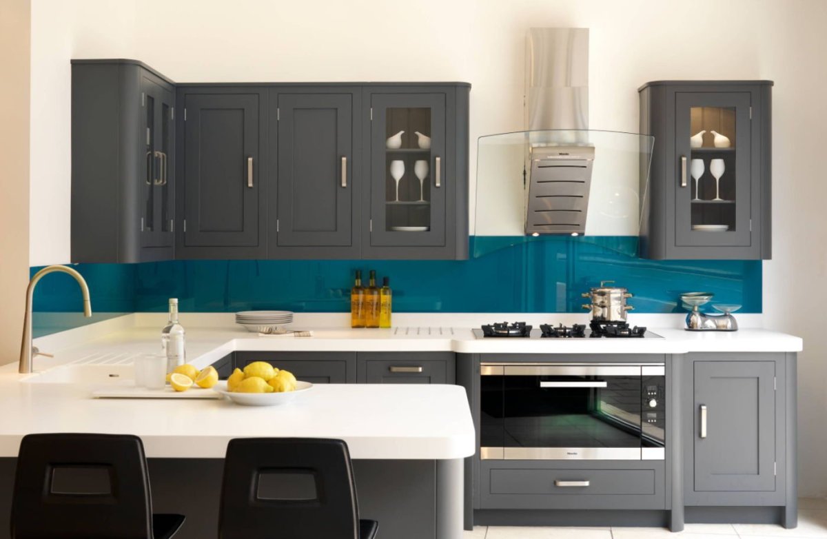 Кухня лофт с кирпичной стеной