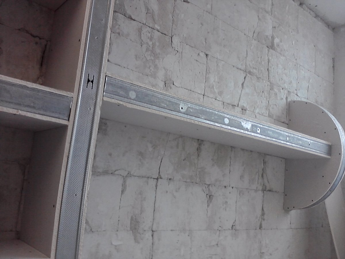 Элементы из гипсокартона на стене