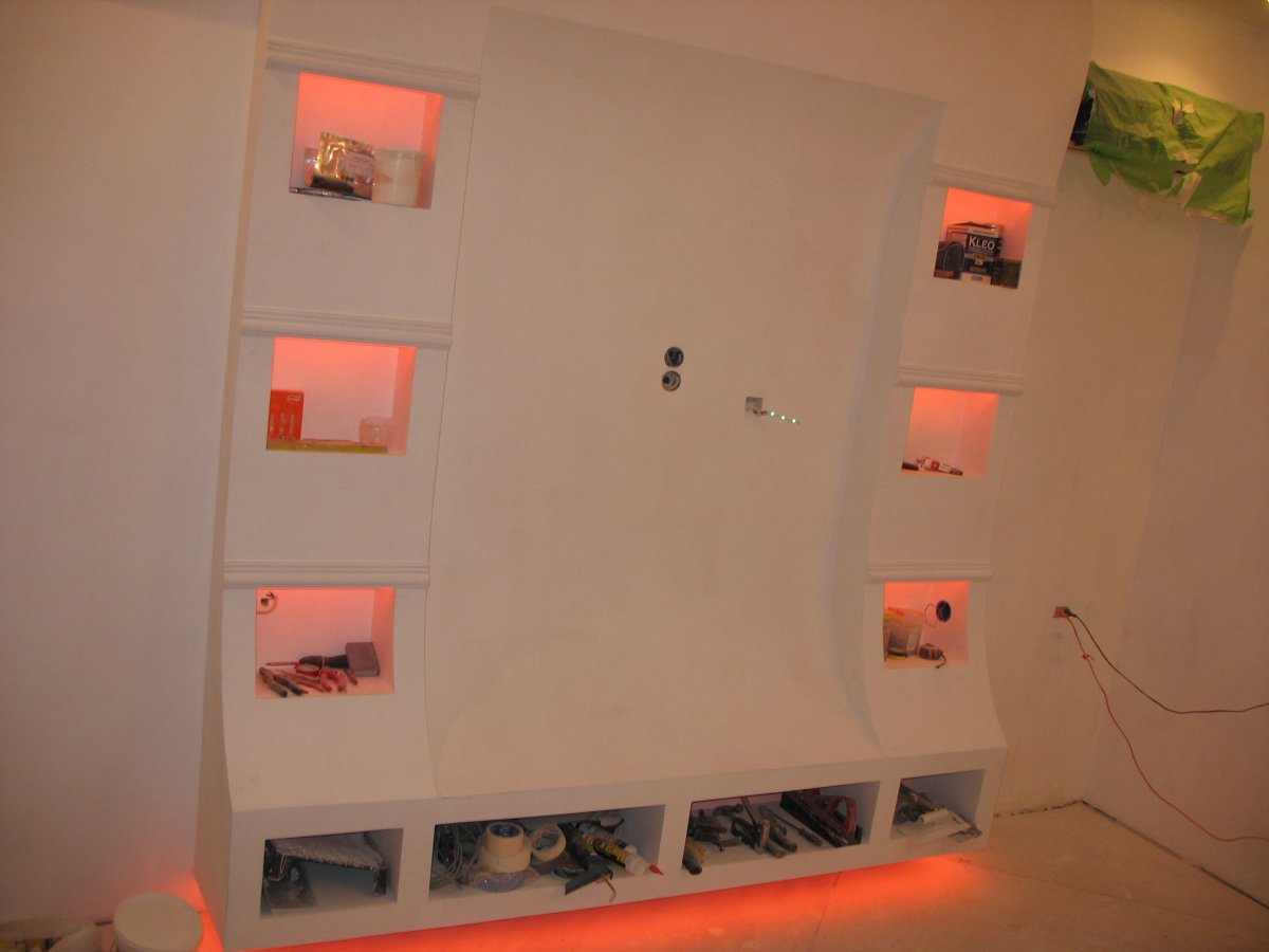 Угол из гипсокартона с полками