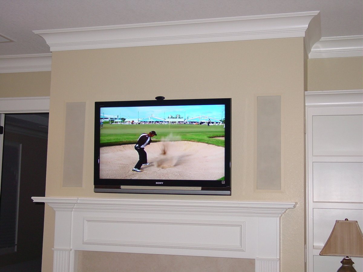 Телевизор на стене в офисе