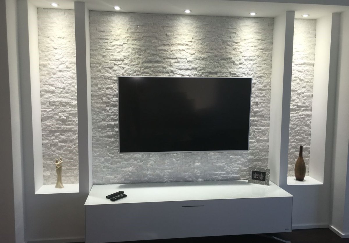 Телевизор в углублении в стене