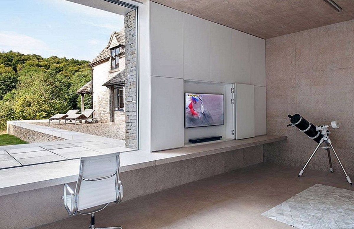 Телевизор утопленный в стену