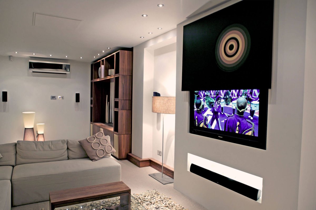 Телевизор вмонтированный в стену