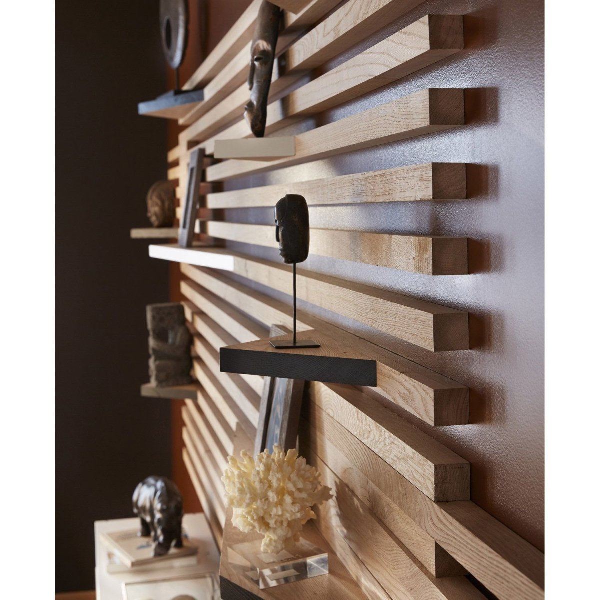 Гостиная в современном стиле с рейками