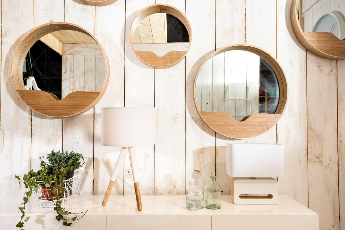 Зеркало на деревянной стене