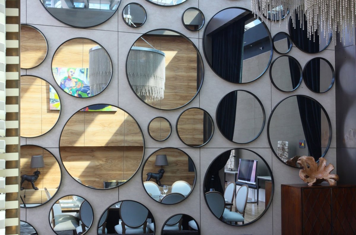 Круглые зеркала в интерьере кафе