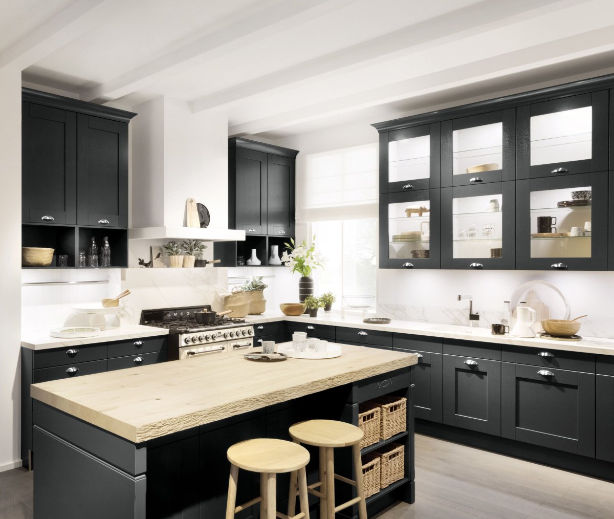 Декор белой кухни с черной столешницей