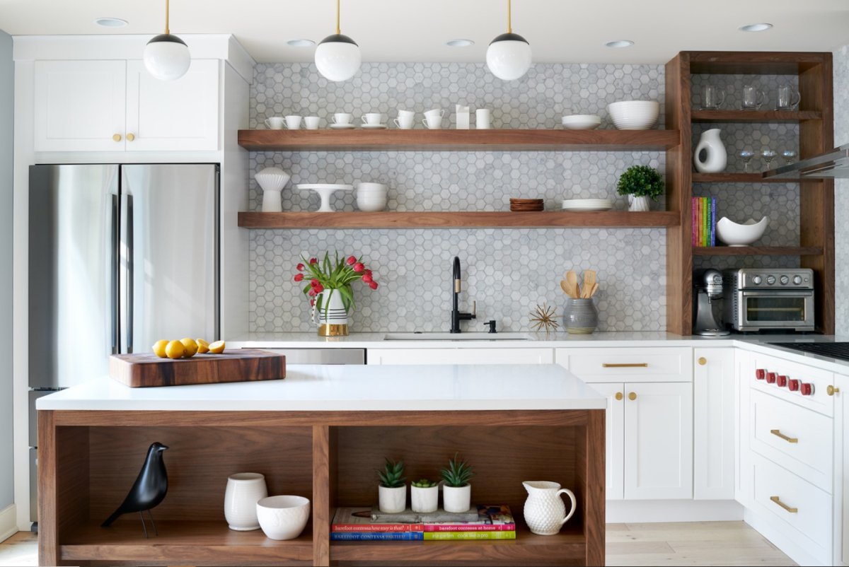 Открытые полки на кухне