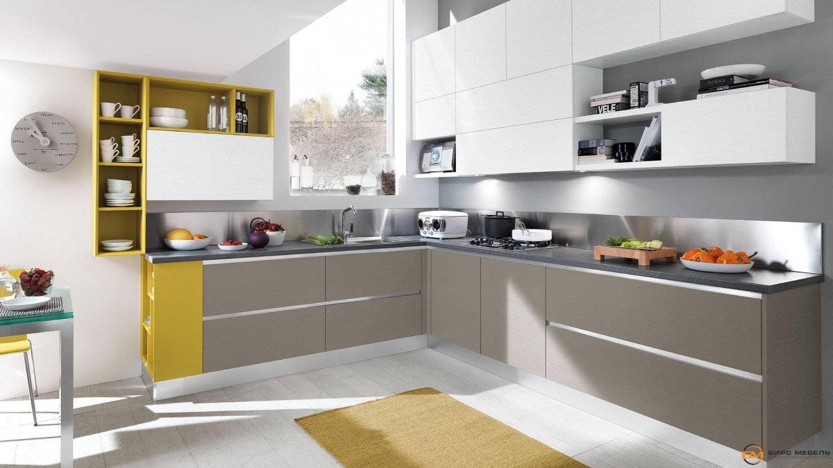 Кухня с открытыми верхними полками