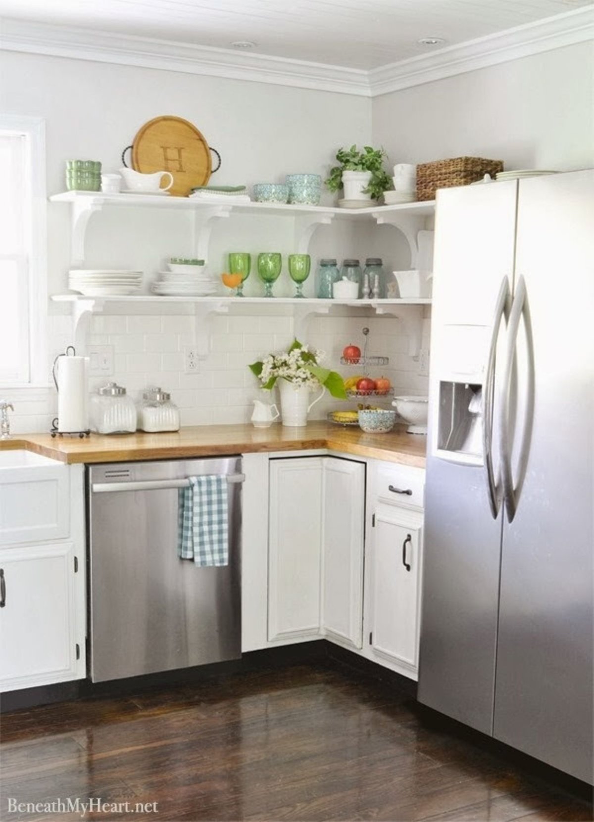 Открытые полки на кухне