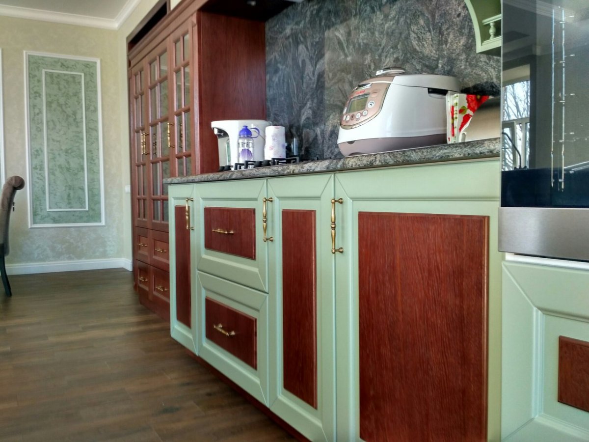 Интерьер кухни а коралловых тонах