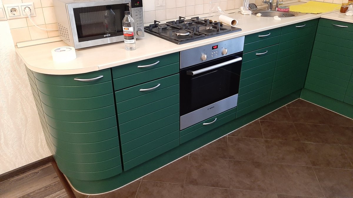 Кухня синяя с белым верхом