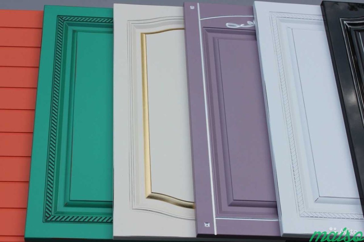 Кухня с темно зелеными фасадами