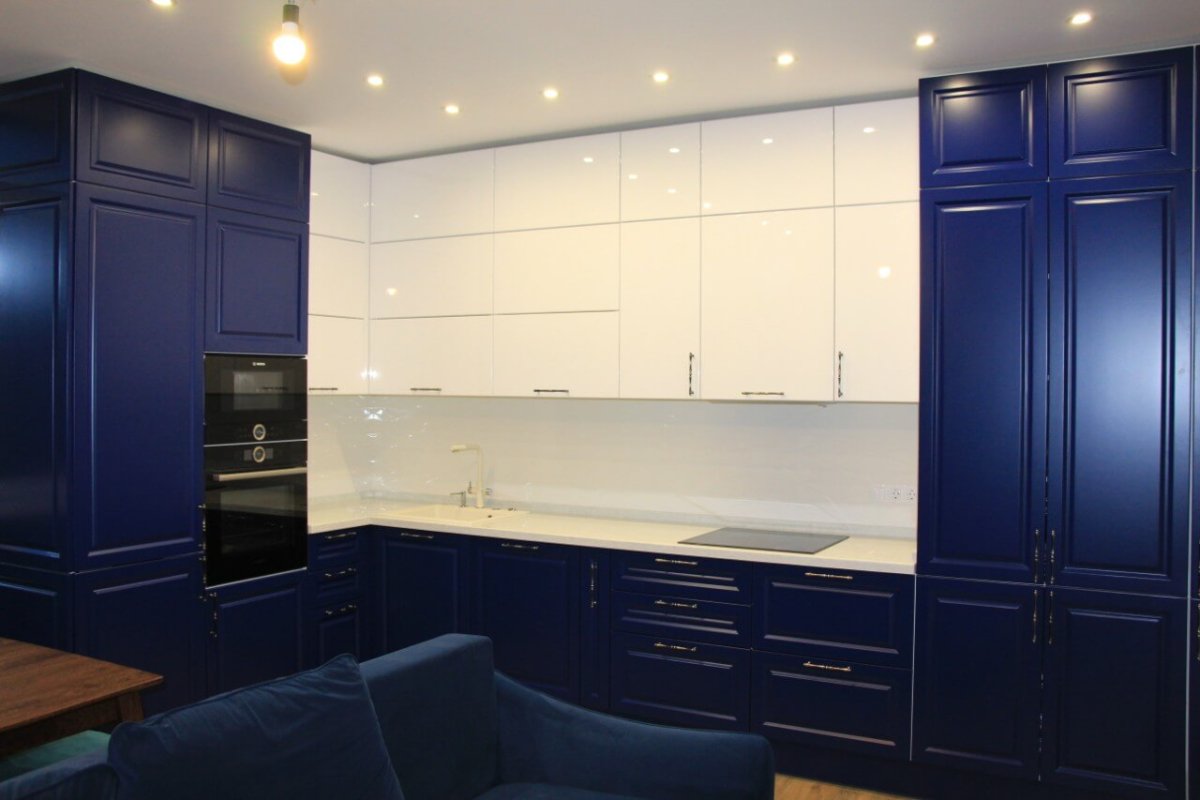 Кухня белые комбинированные крашенные фасады