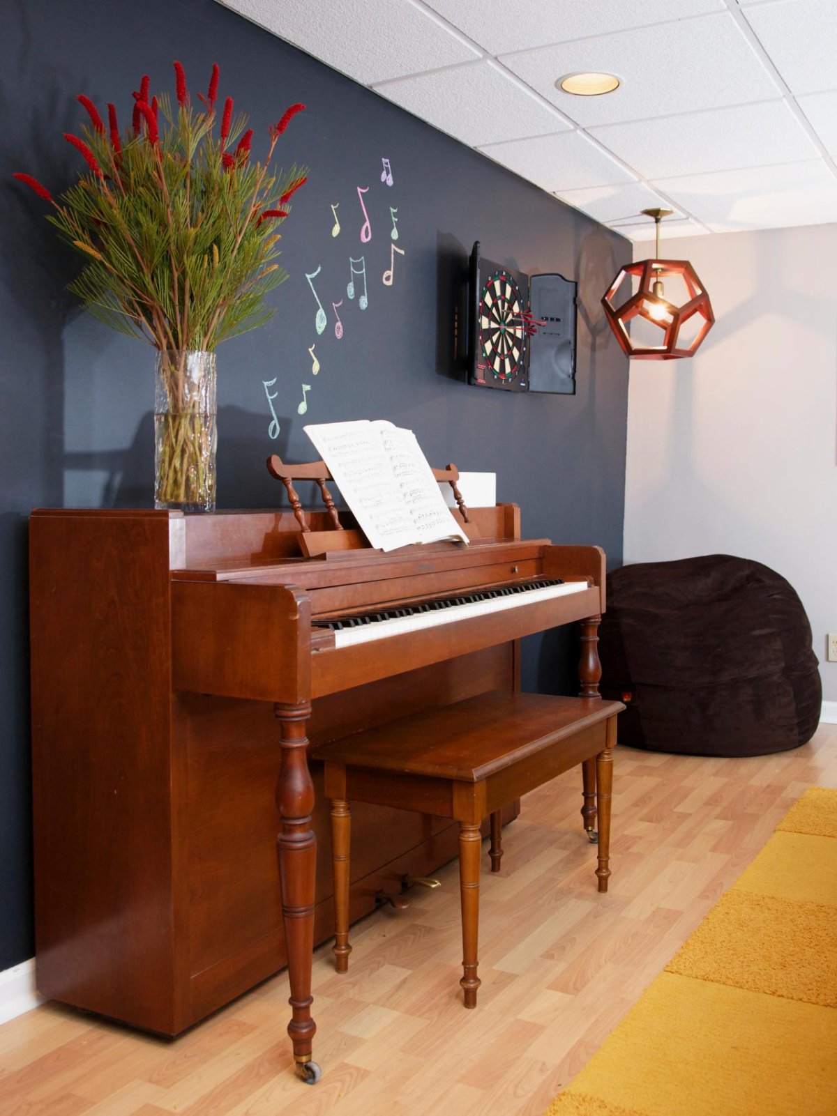 Черное пианино в интерьере