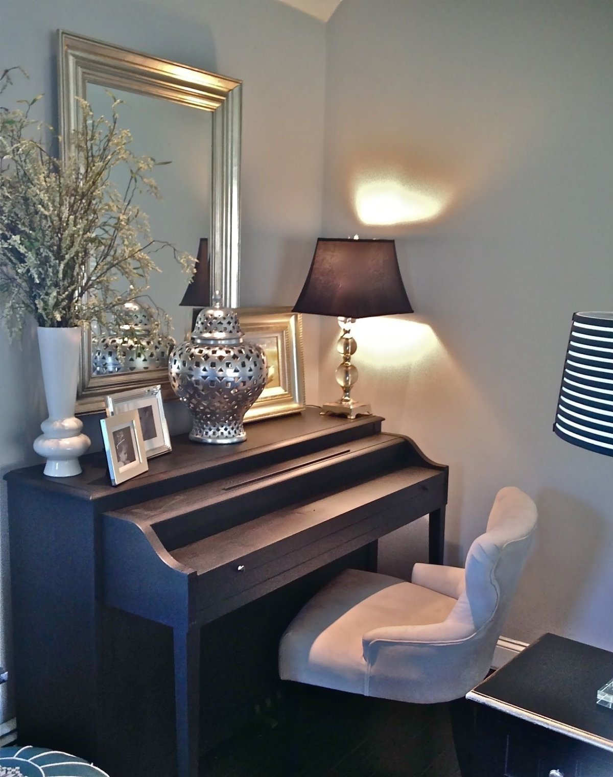 Коричневое пианино в интерьере