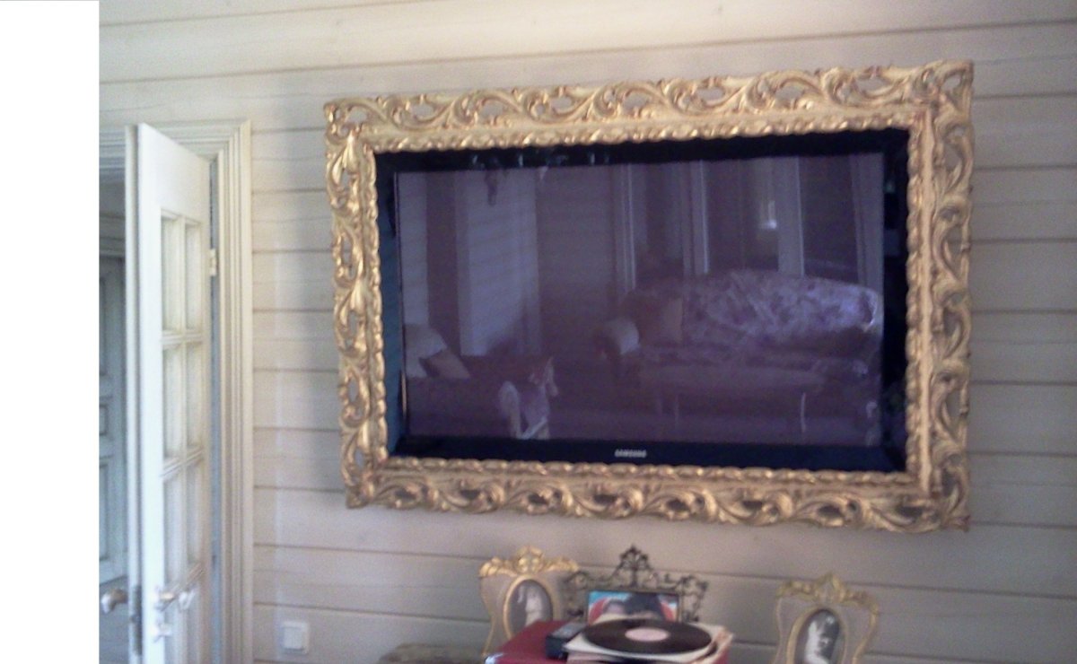 Обрамление телевизора на стене