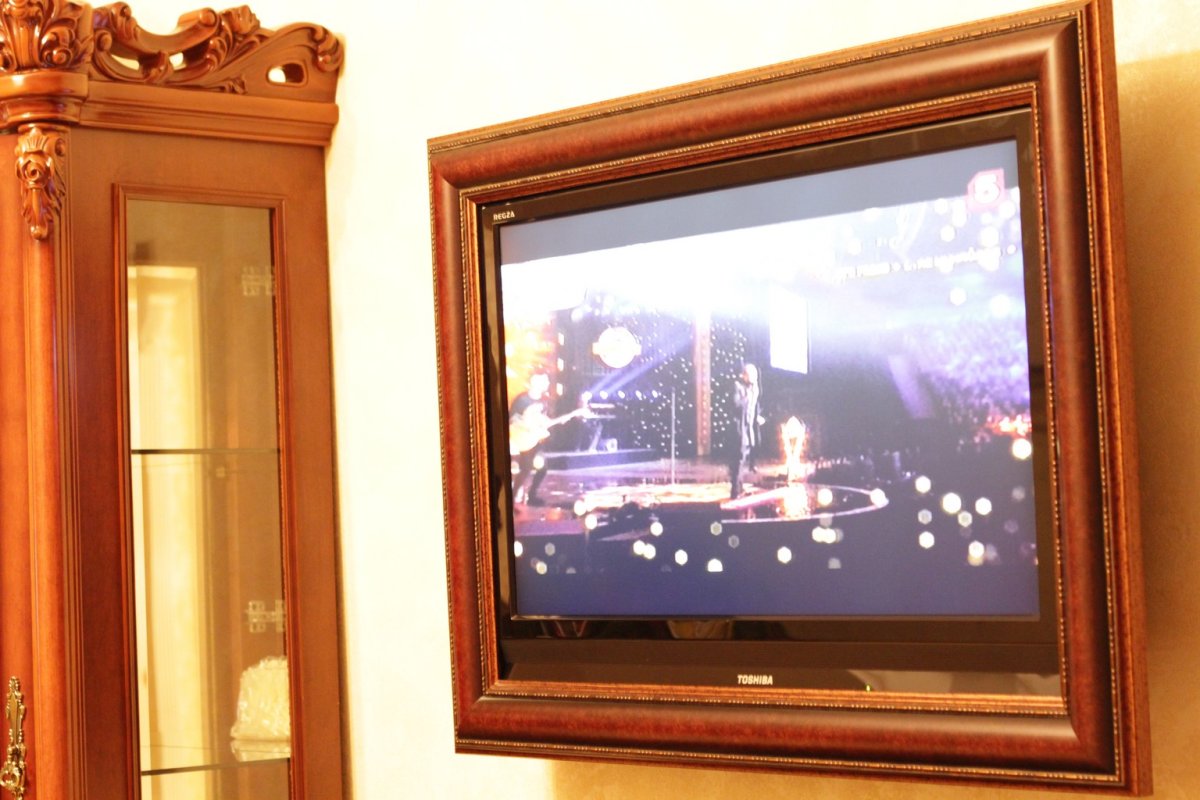 Багет для телевизора на стену