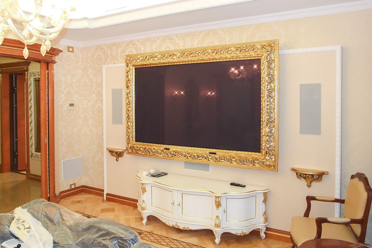 Зеркальное панно на стену с телевизором