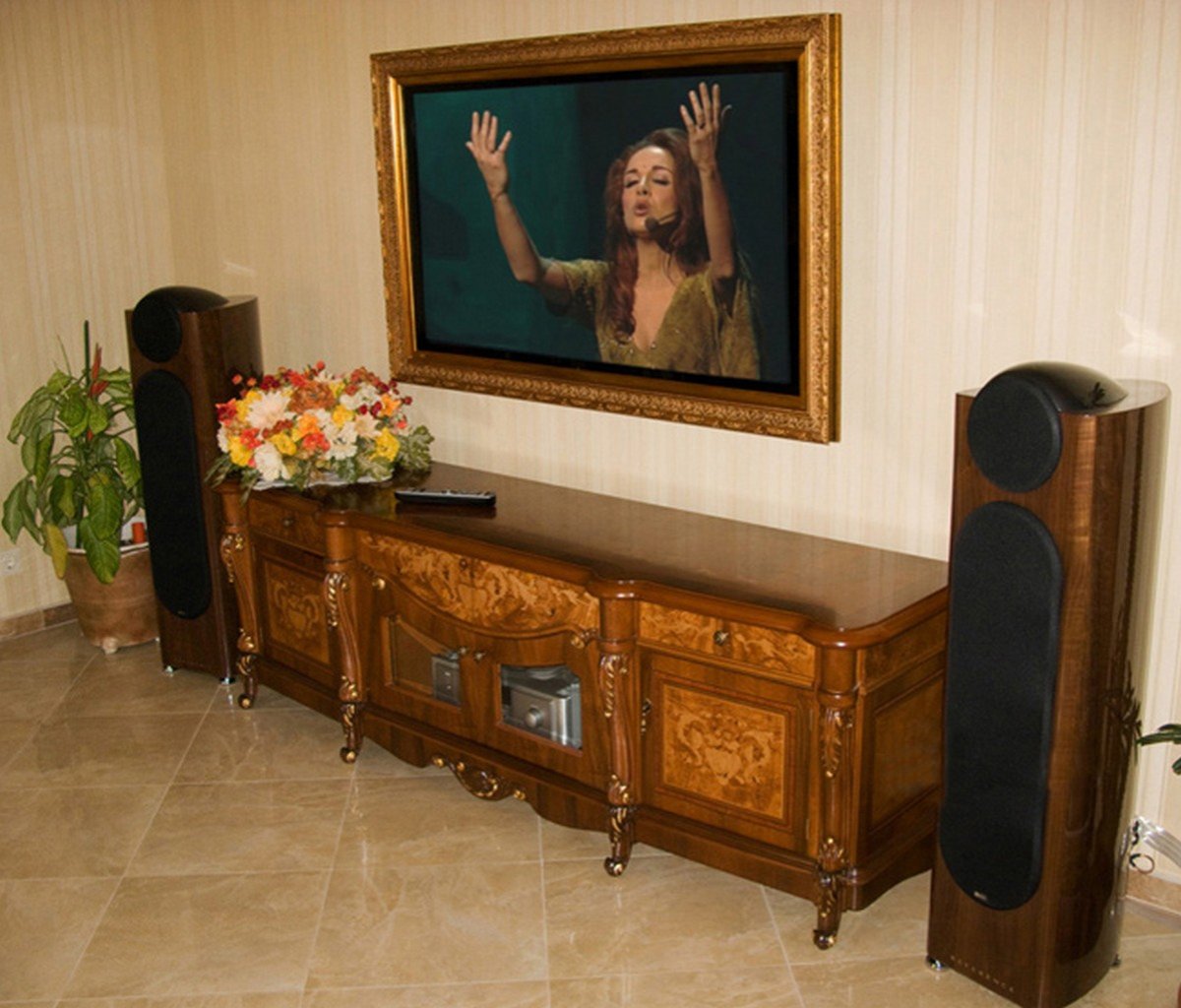 Рамка под телевизор на стене из дерева